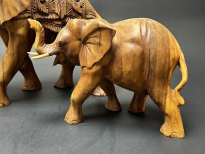 Trois Statuettes d'Eléphants, 
en bois exotique...
