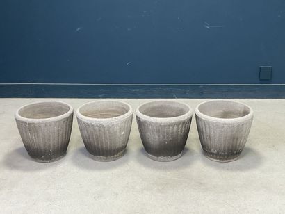 Quatre pots de jardin en ciment moulé. 
H....
