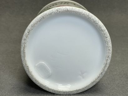 Pot à pharmacie en porcelaine. 
H. :25 cm....