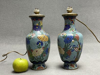 Deux vases en émaux cloisonnés monté en lampe
Japon...