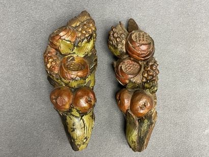 Appliques en bois sculpté à décor de fruits....