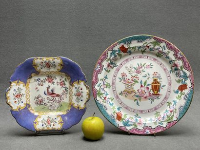 MINTON.
Plat et assiette en faience anglaise....