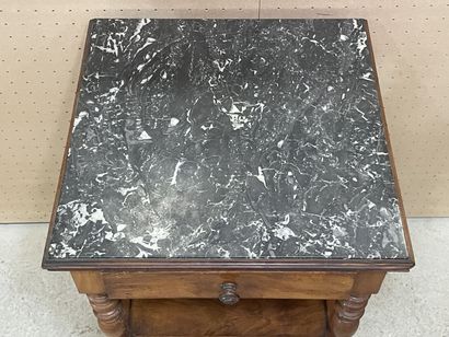 Table desserte carrée en noyer, pieds tournés...
