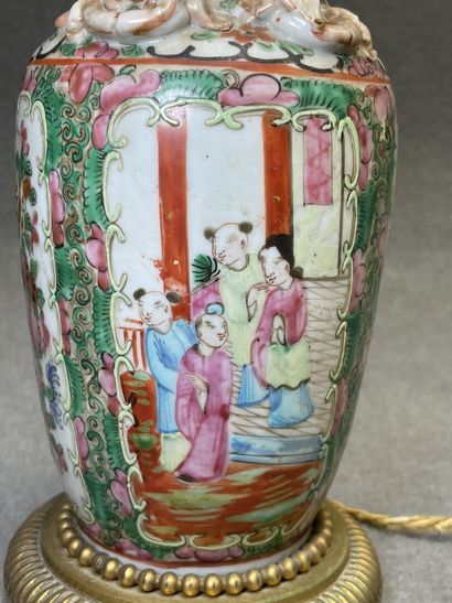 Pied de lampe en porcelaine de Canton. 
H....