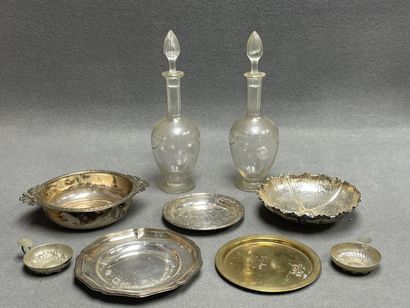 Lot comprenant: 
Paire de carafes, deux coupes...