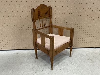 Fauteuil d'enfant en bois, décor gravé de...