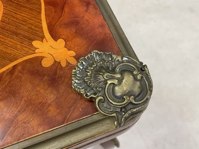 Table à jeux, formant écritoire et coiffeuse,...