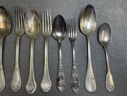 Ensemble de Six couverts et deux cuillères...