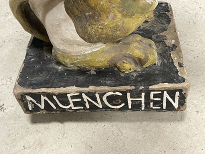 Sculpture publicitaire en papier mâché représentant...