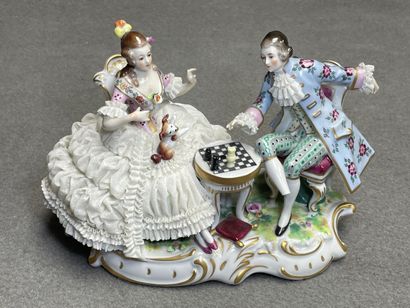 Le jeu d'échec. 
Groupe en porcelaine allemande...