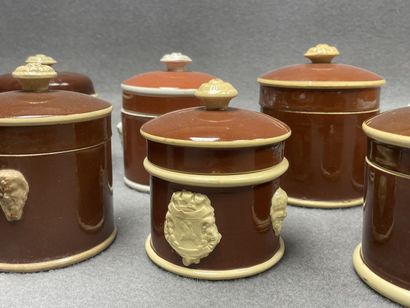 Ensemble de 15 terrines rondes en faience...