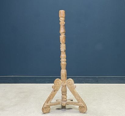 Trépied en bois. 
H. :138 cm.