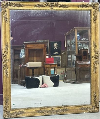 Miroir dans un cadre en stuc doré 
135 x...