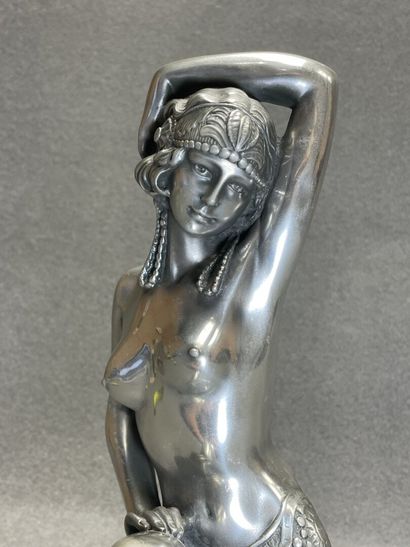 Ecole Française XX°
Femme nue agenouillée...