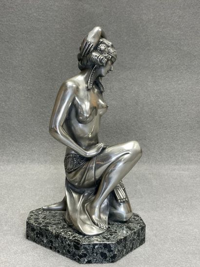 Ecole Française XX°
Femme nue agenouillée...