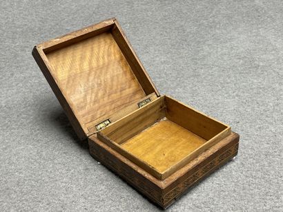- Tabatière en corne
-Tabatière en bois
-...