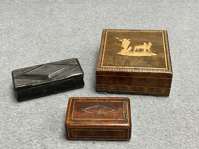 - Tabatière en corne
-Tabatière en bois
-...