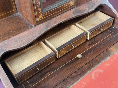 Bureau de pente surmonté d'une petite vitrine,...