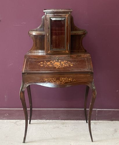 Bureau de pente surmonté d'une petite vitrine,...