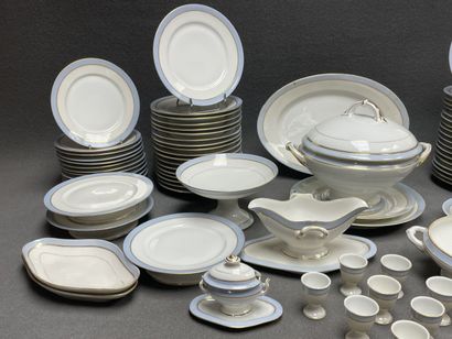 Partie de service de table en porcelaine...
