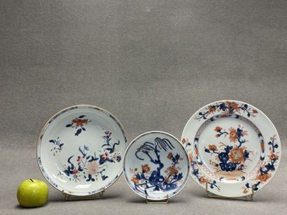 Deux assiettes et une coupelle en porcelaine...