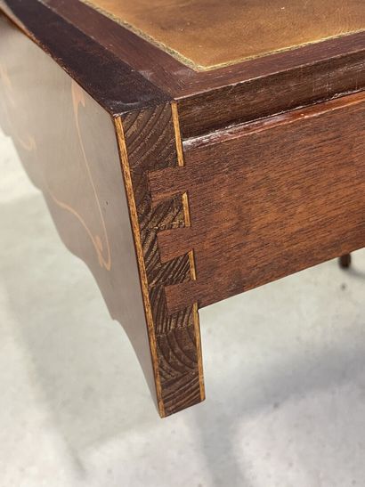 Table à jeux, formant écritoire et coiffeuse,...