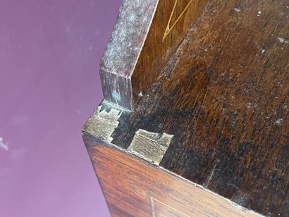 Bureau de pente surmonté d'une petite vitrine,...
