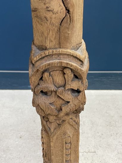 Colonne en bois sculpté. 
H. :144 cm.