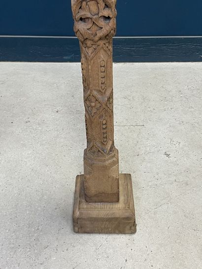Colonne en bois sculpté. 
H. :144 cm.