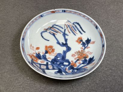 Deux assiettes et une coupelle en porcelaine...