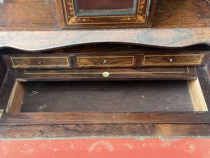 Bureau de pente surmonté d'une petite vitrine,...