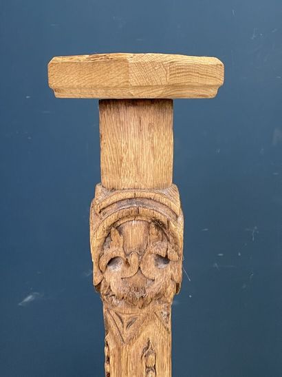 Colonne en bois sculpté. 
H. :144 cm.
