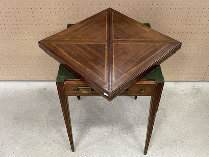 x
Table à jeux en mouchoir, en placage d'acajou
Style...