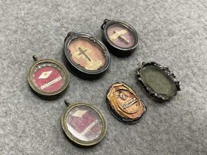 Reliquaire et six reliquaires miniatue. 
25...