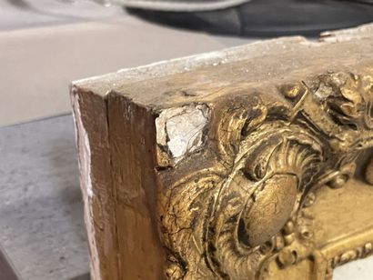 Miroir dans un cadre en stuc doré 
135 x...