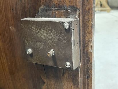 Buffet bas en bois fruitier mouluré, ouvrant...