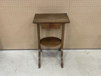 Petite table à plateau rectangulaire et tablette...