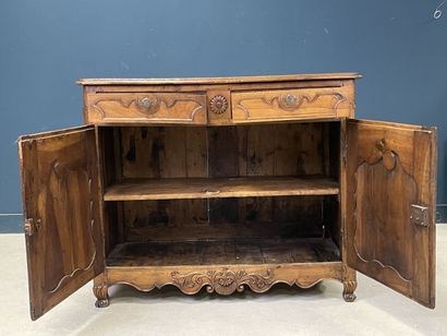 Buffet bas en bois fruitier mouluré, ouvrant...