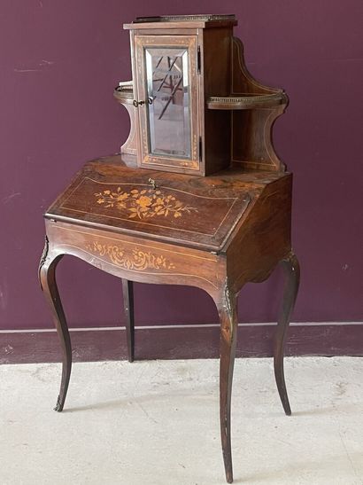 Bureau de pente surmonté d'une petite vitrine,...
