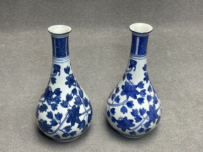Paire de vases en porcelaine de Chine. 
H....