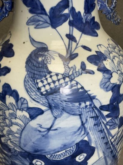 Deux lampes en porcelaine de Chine sur socle...