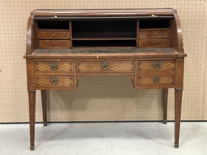 Bureau cylindre marqueté 
style Louis XVI
H:...