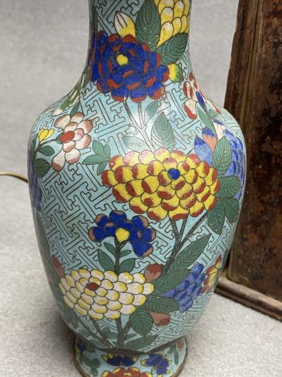 Deux vases en émaux cloisonnés monté en lampe
Japon...