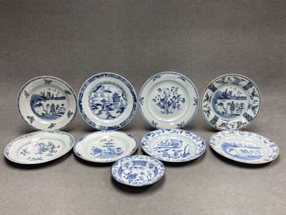 Ensemble de huit assiettes en porcelaine...