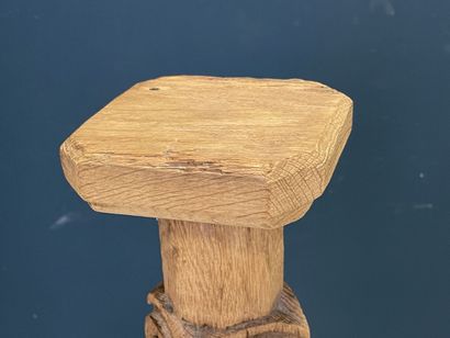 Colonne en bois sculpté. 
H. :144 cm.
