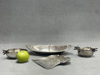 Bannette, ramasse miette et deux coupes aux...