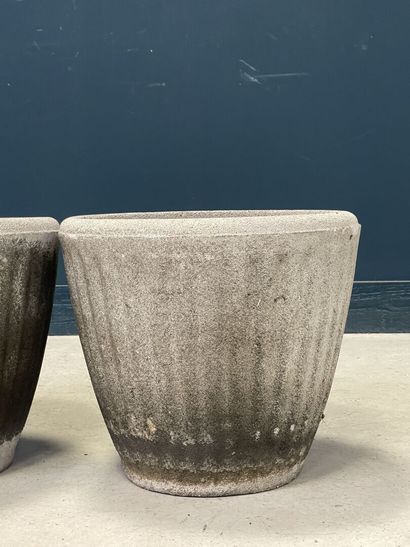 Quatre pots de jardin en ciment moulé. 
H....