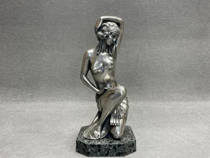 Ecole Française XX°
Femme nue agenouillée...