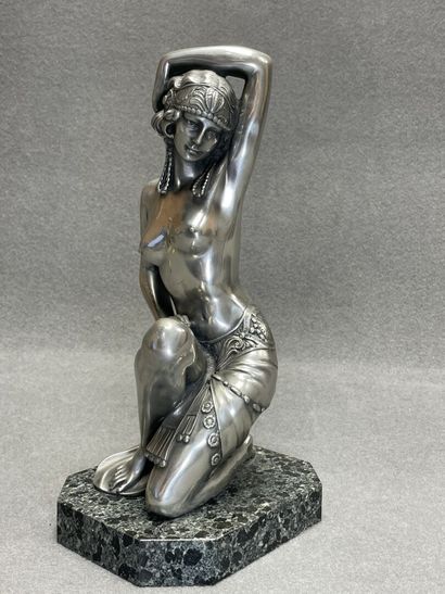Ecole Française XX°
Femme nue agenouillée...