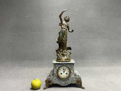 Nymphe des flots. 
Pendule en régule patiné,...